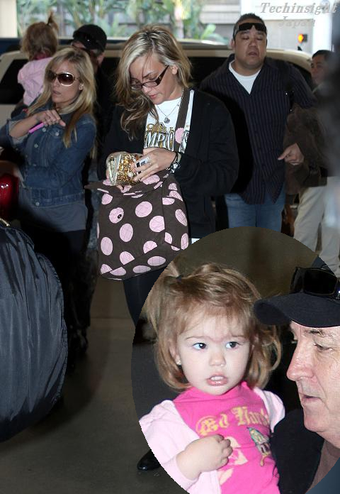 20日、ロサンジェルス国際空港にてキャッチされた、ブリトニー・スピアーズの妹ジェイミ―・リン・スピアーズと家族。娘マディ・ブライアンちゃん（円内）は1歳8か月にもなった。