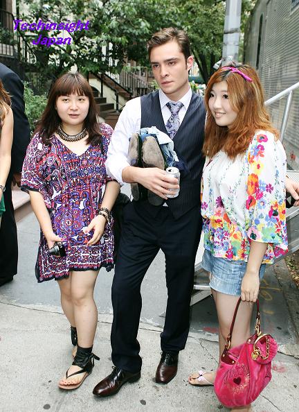 『Gossip Girl』のニューヨークの撮影現場で3日、日本のファンとの3ショットに応じた“チャック” こと、エド・ウェストウィック。