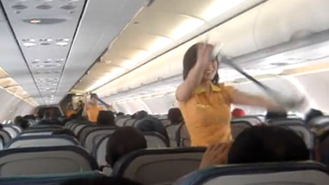 レディー・ガガ、ケイティ・ペリーのヒット曲に合わせ、客室乗務員が踊りながらセーフティ・レッスンをするセブパシフィック航空。