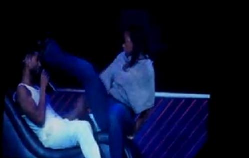 R＆BシンガーUsher、ステージに上げた女性ファンとの絡みで顔を蹴られる。画像：YouTube