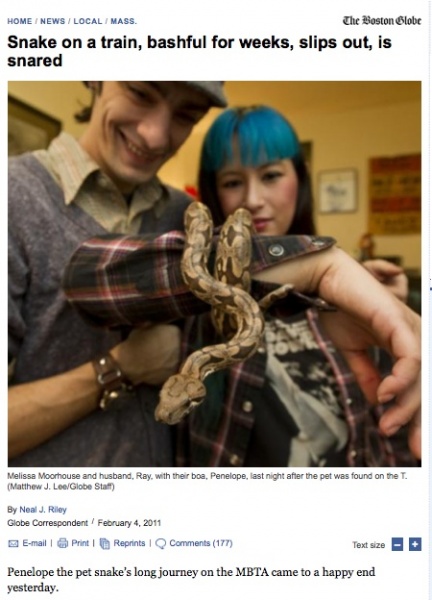 無事保護されたヘビのペネロペと飼い主ら＝4日米ボストン・グローブ紙電子版より
