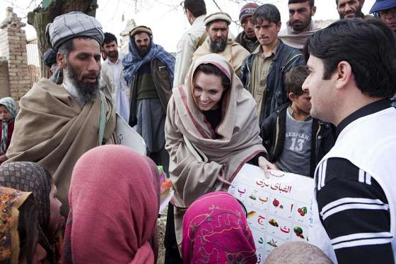 アンジェリーナ・ジョリー、情勢緊迫のリビア入りを断られる。写真は先月のアフガニスタン訪問時のもの。