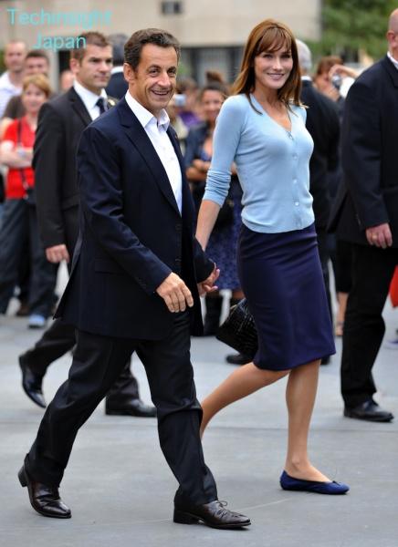 仏サルコジ大統領と夫人のカーラ・ブルーニさん