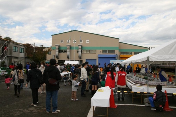 多くの親子連れでにぎわう会場（撮影：鈴木亮介・20日）