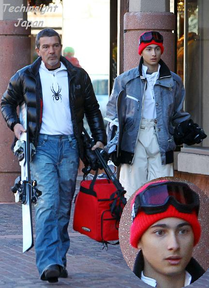 23日アスペンでスキーを楽しむ俳優アントニオ・バンデラスとアレクサンダー君。