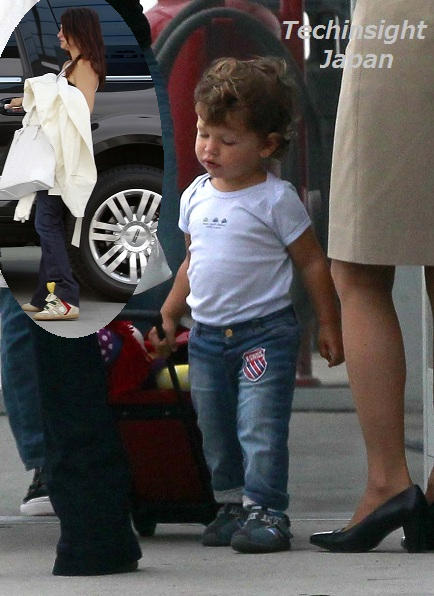 女優ペネロペ・クルスの間もなく1歳半の息子、自分専用のピギーバッグを転がす。
