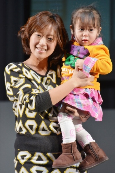 子どもたちとともにモデルデビューを果たした美奈子さん
