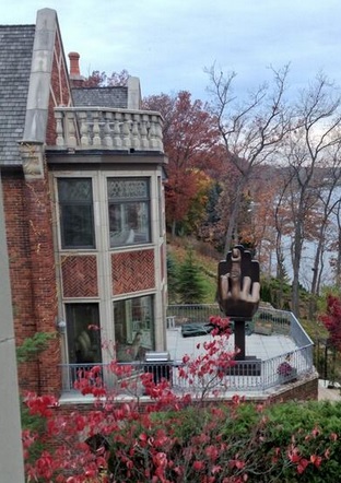 【米国発！Breaking News】別れた妻の新居に向け、“嫌がらせオブジェ”を庭に飾った元夫。（ミシガン州）