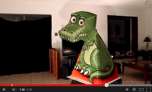 なんとも不思議なティラノサウルス人形　画像はYouTubeのスクリーンショット