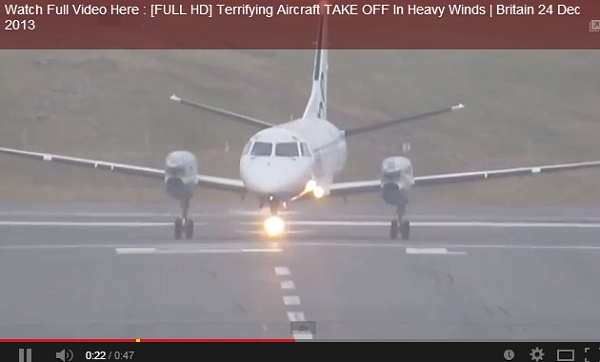 スコットランド・シェトランド諸島の空港を飛び立つ飛行機。画像はYouTubeのスクリーンショット