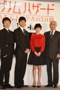 左からキム・ソンス監督、西島秀俊、真木よう子、伊武雅刀