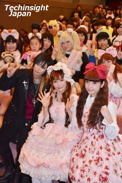ファンの子と一緒に、左からAKIRA、中川翔子、青木美沙子