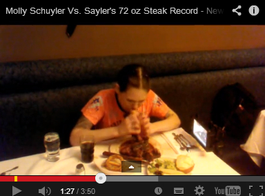 34歳女性、2 kgのステーキを世界最速の2分44秒でたいらげる。画像はYouTubeのスクリーンショット