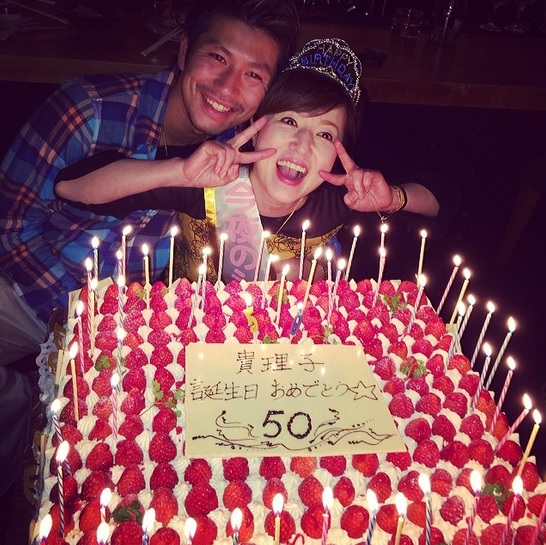 【エンタがビタミン♪】磯野貴理子、幸せいっぱい！　50歳の誕生会に夫婦でケーキを顔に塗りたくる。