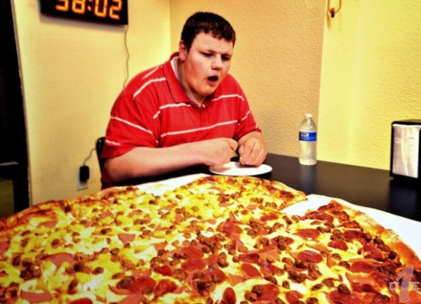 直径76cmのピザを60分で平らげろ！ 画像は8 Buck Pizzaのスクリーンショット
