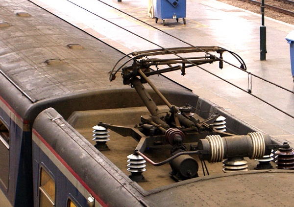 電車の屋根の上での自撮りは絶対に危険　（画像はイメージです）