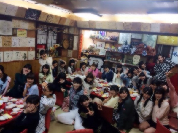 握手会の打ち上げをするHKT48　（画像は『田島芽瑠　Google＋』のスクリーンショット）