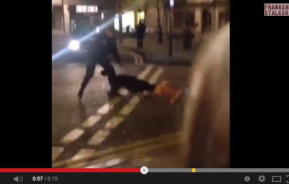 気性の荒い警察犬が犯人の首に噛みつく。　画像はYouTubeのスクリーンショット