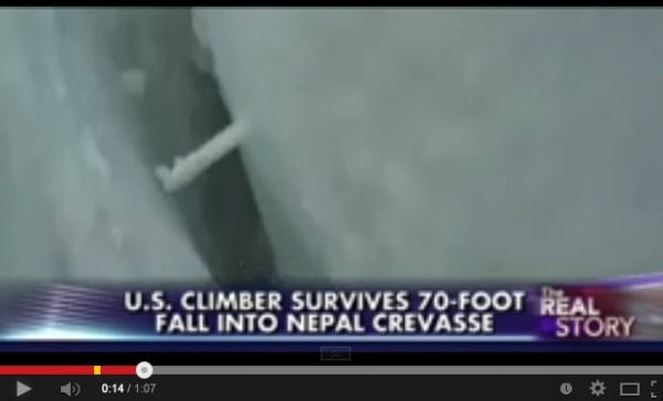 米登山家ヒマラヤで21mのクレバスに落ちるも自力で生還。　画像はYouTubeのスクリーンショット