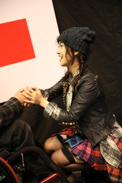 AKB48握手会で車イスのファンに対応する大島優子。