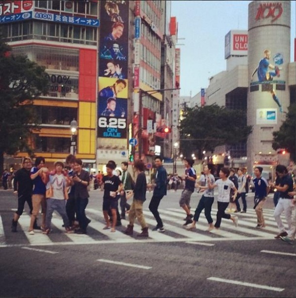 早朝の渋谷交差点に立つロンブー・淳。（画像はinstagram.com/atsushilbより）