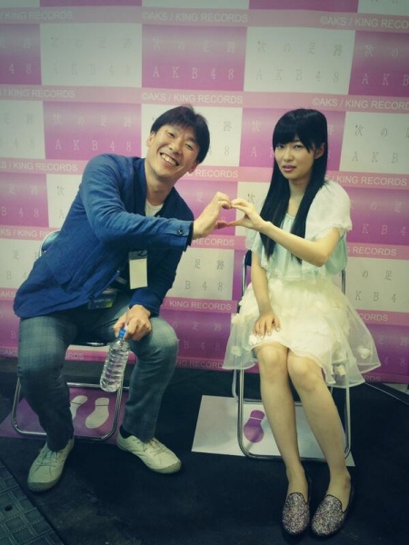 尾崎HKT48劇場支配人と指原莉乃。（画像は『twitter.com/345__chan』のスクリーンショット）
