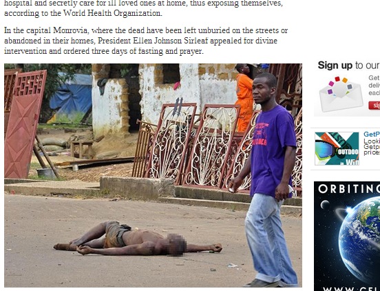 西アフリカで路上に横たわる遺体（画像はnews.com.auのスクリーンショット）
