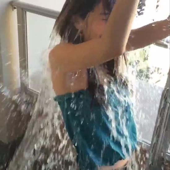 氷水を頭からかぶる、小林恵美（画像はinstagram.com/emichan0101より）