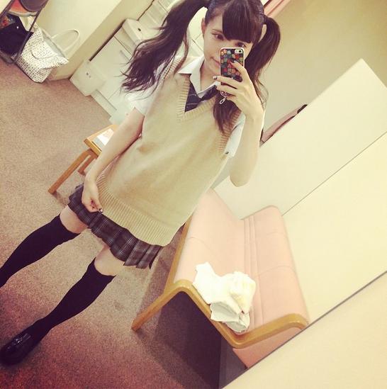 制服姿の益若つばさ。（画像はinstagram.com/tsubasamasuwaka1013より）