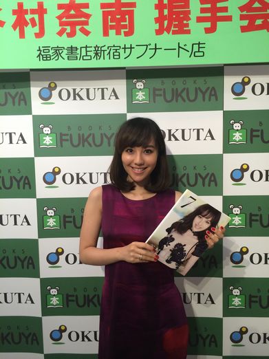 写真集発売イベントを行った、谷村奈南。