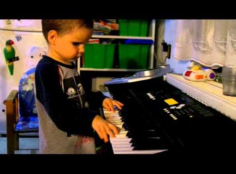 スロバキアに3歳の盲目の天才ピアニスト（画像はYouTubeのサムネイル）