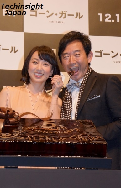 結婚記念のお祝いにファーストバイトを披露　石田純一、東尾理子