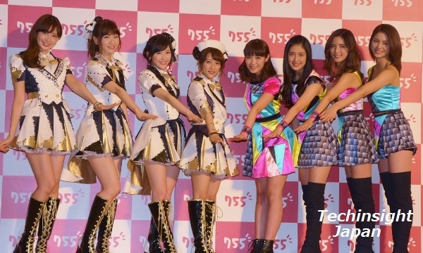 気合いを入れるAKB48小嶋陽菜、柏木由紀、渡辺麻友、高橋みなみ、E-girls鷲尾伶菜、藤井夏恋、藤井萩花、楓（左から）