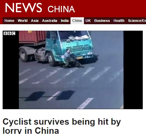 自転車の男性、大型トラックにひかれるも軽傷（画像はbbc.comのスクリーンショット）
