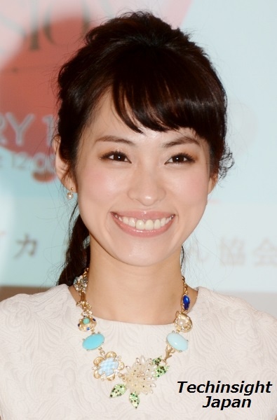 さすが、すっぴん協会会長。肌が透き通る美しさ　岡本静香