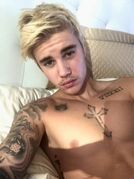 介抱してくれるのは、ヘイリー・ボールドウィン？（画像はfacebook.com/JustinBieberのスクリーンショット）