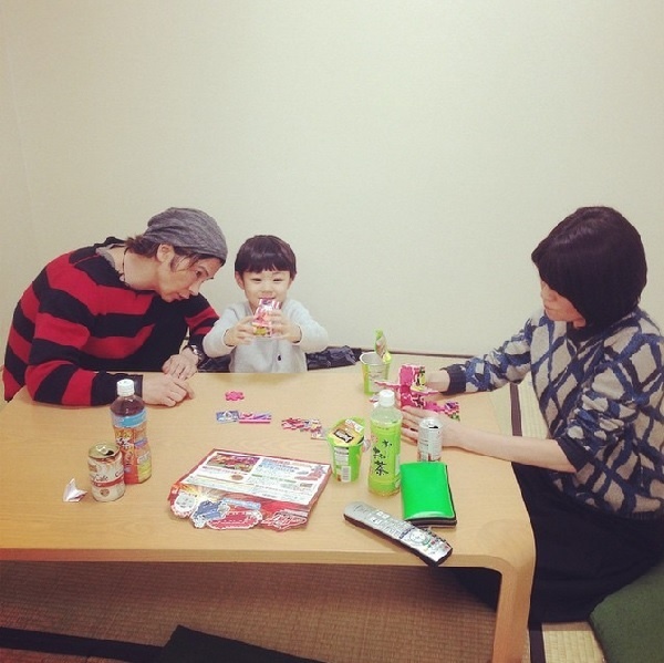 【エンタがビタミン♪】鈴木紗理奈の息子と遊ぶ、めちゃイケメンバー。優しさ溢れる写真にファンもほっこり。