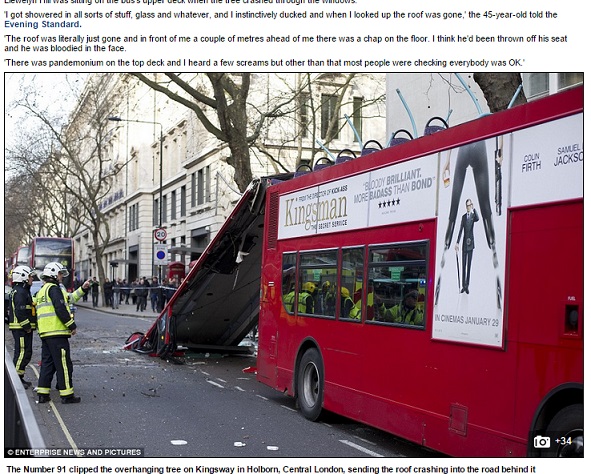 ロンドン中心部でダブルデッカーの屋根が破損する事故（画像はdailymail.co.ukのスクリーンショット）