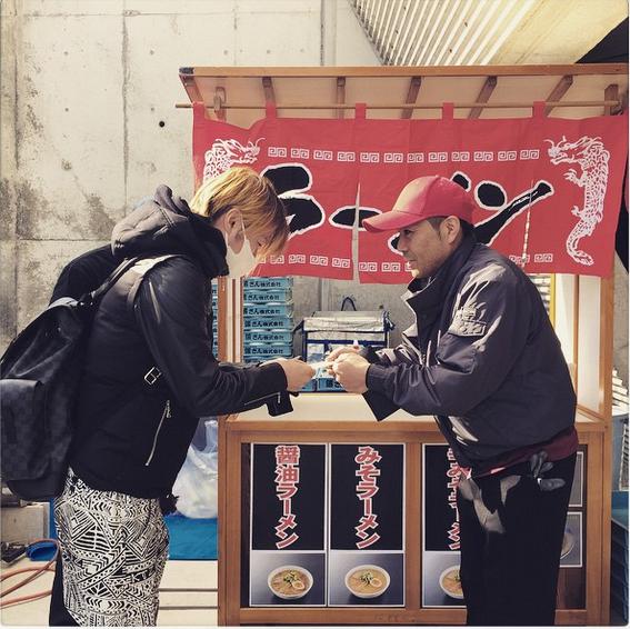 GLAYのTERUと熊さんラーメンさん。（画像はTERU Instagramより）