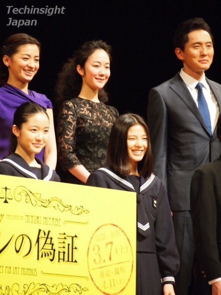 『ソロモンの偽証』の完成披露試写イベントで左上から尾野真千子、黒木華、松重豊、左下から藤野涼子、石井杏奈。