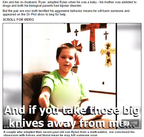 ナイフと血に憑りつかれた7歳児を両親が相談（画像はdailymail.co.ukのスクリーンショット）