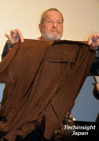 爆笑問題から以前プレゼントしてもらった作務衣を披露する　テリー・ギリアム監督