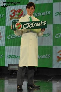 白衣とメガネ、緑色のネクタイがとても似合っていた、玉木宏