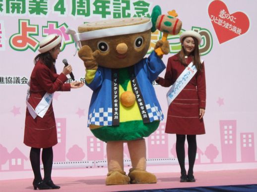 大川市のモッカくんと“さわやかかぐや姫”の2人。