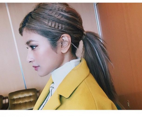 ワッフルミックスヘアーでロケに臨んだローラ。（画像は『ローラ Instagram』より）