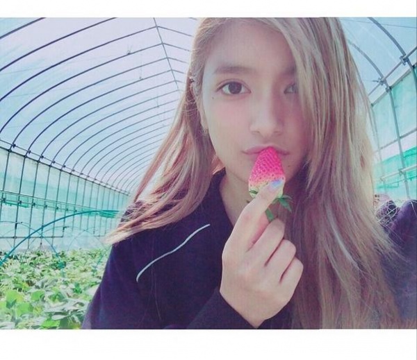 いちご狩りを楽しむローラ。（画像はローラ Instagramより）