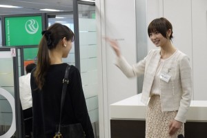 支店の業務を体験する篠田麻里子。