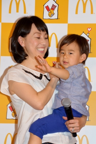 【エンタがビタミン♪】石田純一・理汰郎くん親子、普段は履かない靴下でペアルックを披露。「お揃いで照れくさい」