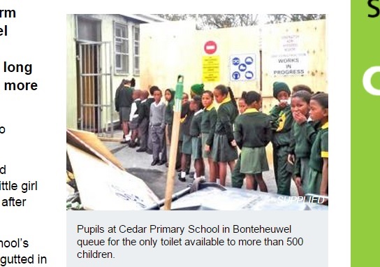 1か所しかないトイレに並ぶ児童たち（画像はiol.co.za/newsのスクリーンショット）
