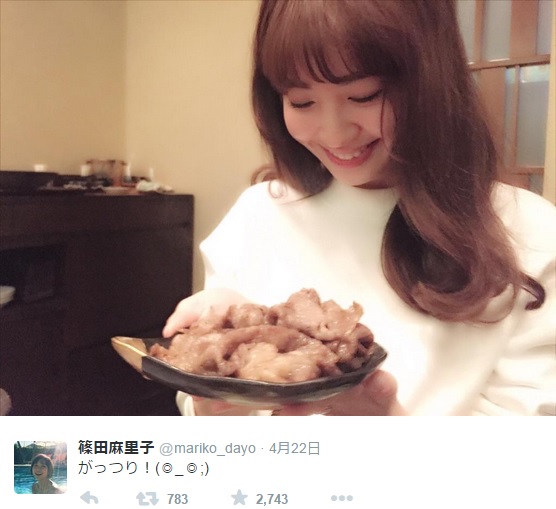 お肉を前に笑みを見せるこじはる（画像は『篠田麻里子 ツイッター』のスクリーンショット）